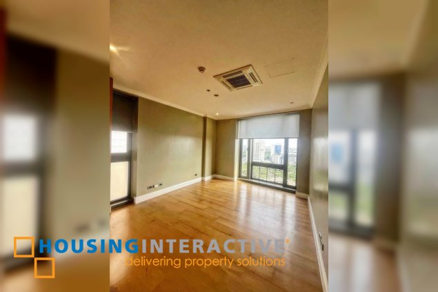 spacious 3br unit with parking for sale in essensa tower