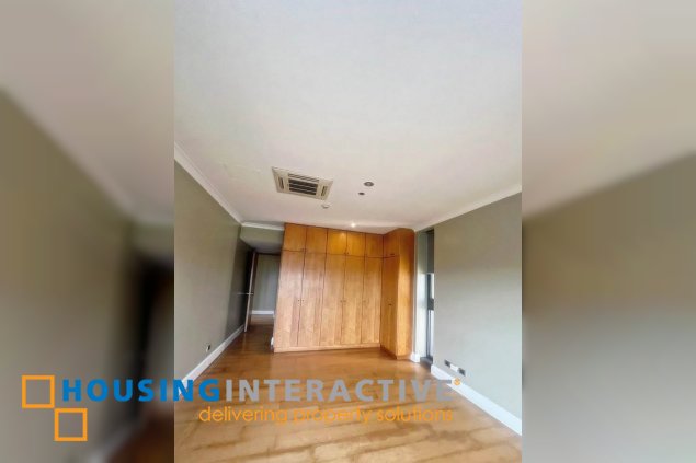 spacious 3br unit with parking for sale in essensa tower