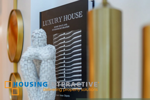 fully furnished 2br unit with parking for lease in one rockwell