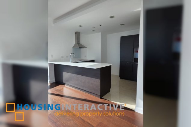 2br unit with parking for lease in the suites