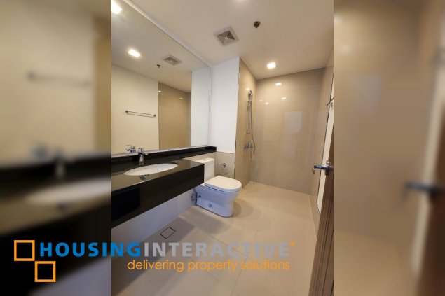 2br unit with parking for lease in the suites