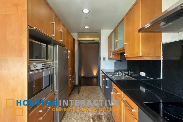fully furnished penthouse unit with balcony and parking for lease in regent parkway