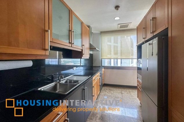 fully furnished penthouse unit with balcony and parking for lease in regent parkway