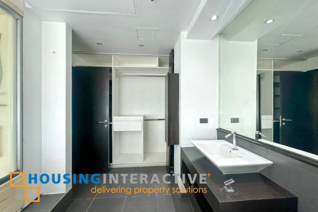 fully furnished penthouse unit with balcony and parking for lease in regent parkway