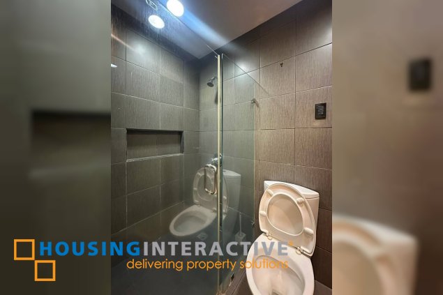 fully furnished penthouse unit with balcony and parking for lease in regent parkway