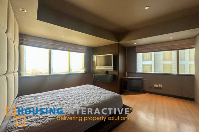 fully furnished penthouse unit with balcony and parking for lease in regent parkway