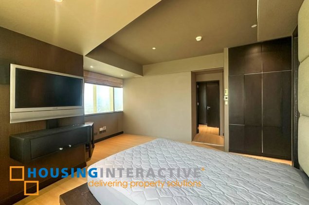 fully furnished penthouse unit with balcony and parking for lease in regent parkway
