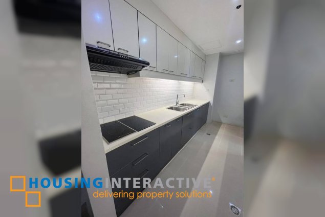 fully furnished 3br unit with parking for lease in penhurst parkplace