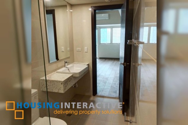2br unit with balcony for lease in park mckinley west