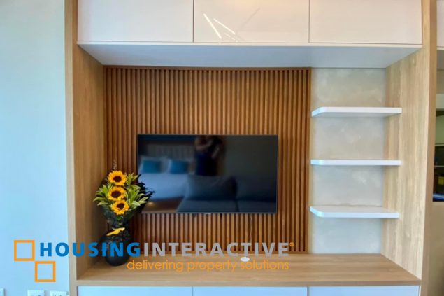 fully furnished 1br unit with balcony for lease in uptown parksuites
