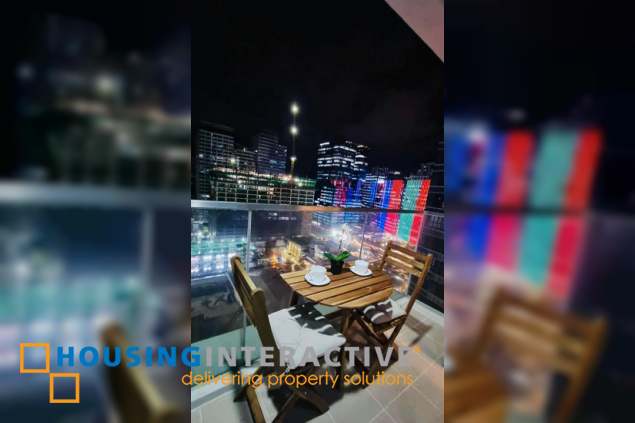 fully furnished 1br unit with balcony for lease in uptown parksuites