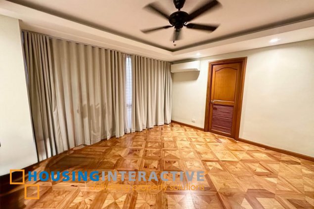 4br condo unit with parking for salein ortigas center