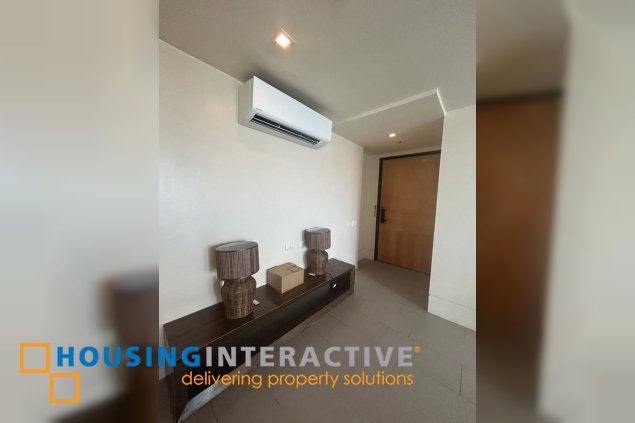 fully furnished 1br unit with parking for lease in one mckinley place