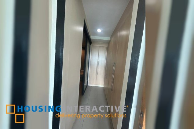 fully furnished 1br unit with parking for lease in one mckinley place