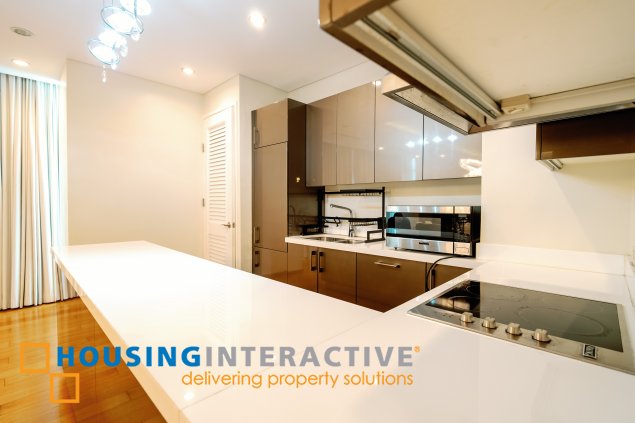 furnished 2br unit with parking for lease in trump tower