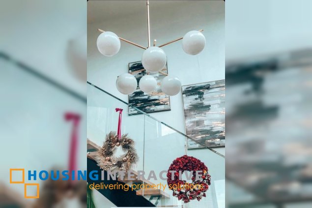 semi-furnished 1br unit with parking for sale in one rockwell