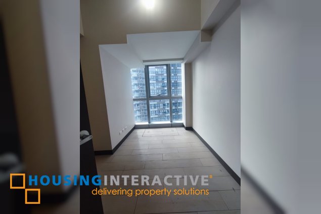 3br unit with parking for sale in uptown parksuites