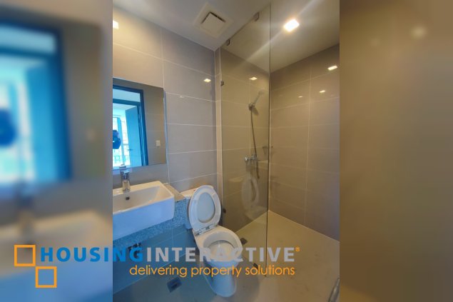 3br unit with parking for sale in uptown parksuites