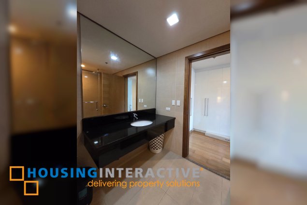 fully furnished 1br unit with balcony and parking for lease in park terraces