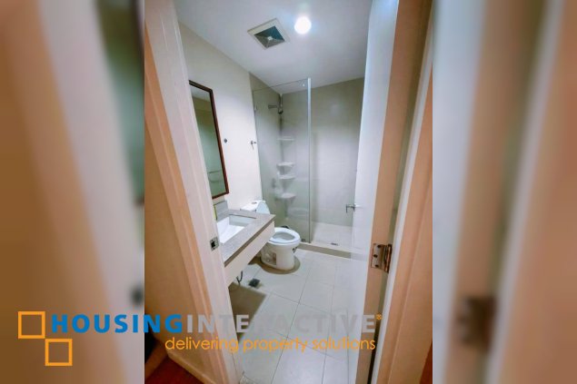 furnished 1br unit with parking for lease in the grove by rockwell