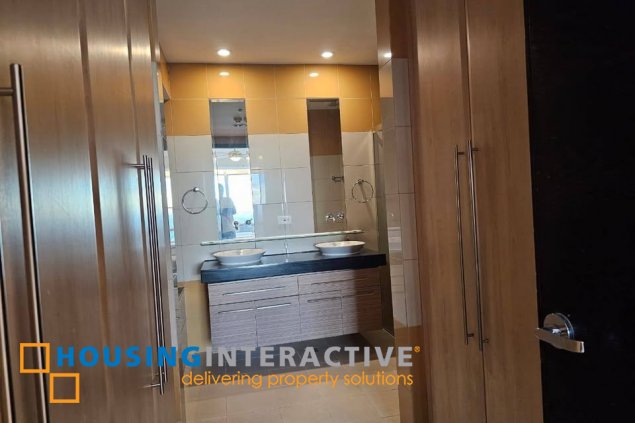 for lease: 3br unit with balcony and parking for lease in one mckinley place