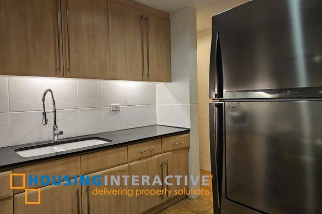 for lease: 3br unit with balcony and parking for lease in one mckinley place