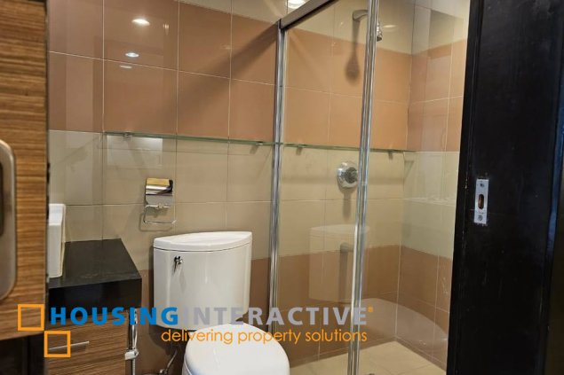 for lease: 3br unit with balcony and parking for lease in one mckinley place