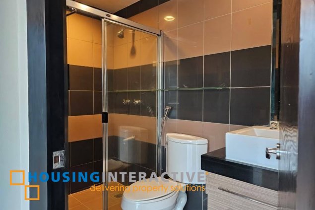 for lease: 3br unit with balcony and parking for lease in one mckinley place