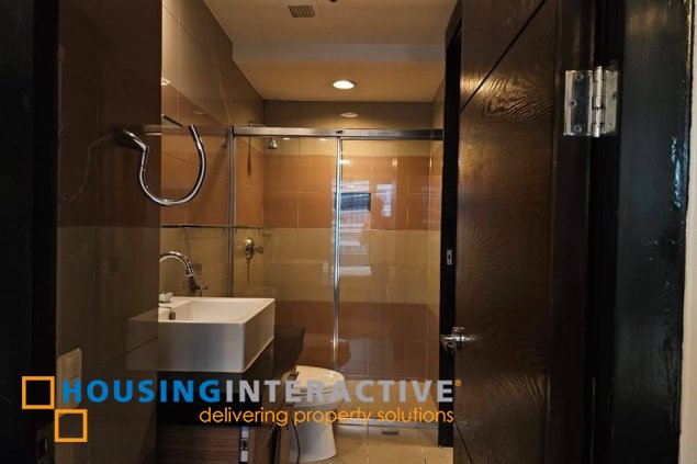 for lease: 3br unit with balcony and parking for lease in one mckinley place