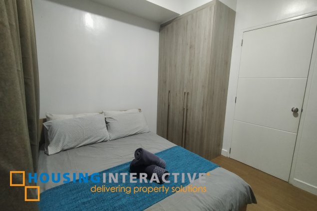 1-bedroom with parking for lease in salcedo square residences