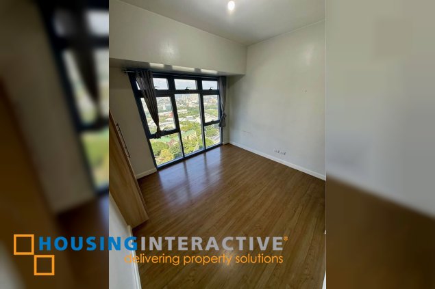 semi-furnished 3br unit with balcony and parking for lease in park triangle residences