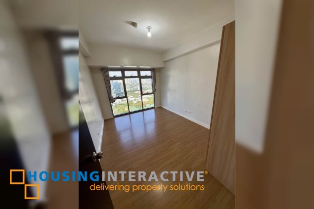 semi-furnished 3br unit with balcony and parking for lease in park triangle residences