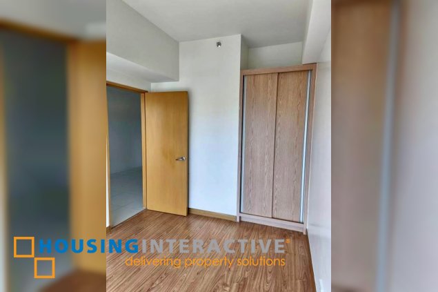 bare 1br unit with balcony and parking for lease in time square west