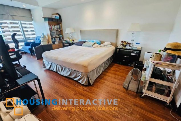 fully furnished 2br unit with parking for lease in one mckinley place