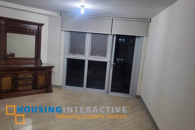 furnished 3br unit with balcony and parking for sale in uptown parksuites