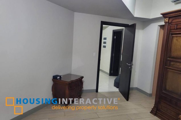 furnished 3br unit with balcony and parking for sale in uptown parksuites