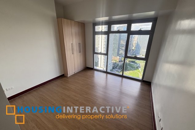 semi furnished 3br with parking for rent in park triangle