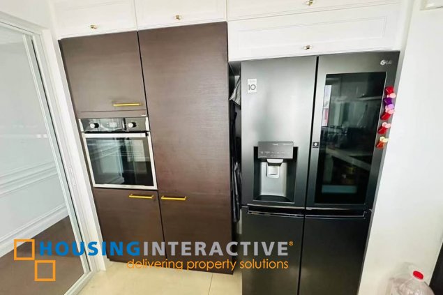 semi-furnised 2br unit with parking for lease in the suites