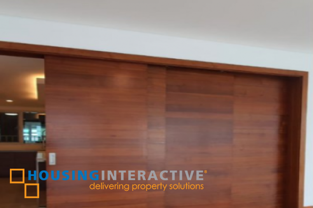 for sale 3br with parking slots in two roxas triangle