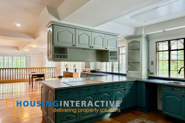 for sale house 5br with parking in ayala heights