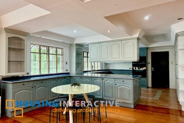 for sale house 5br with parking in ayala heights