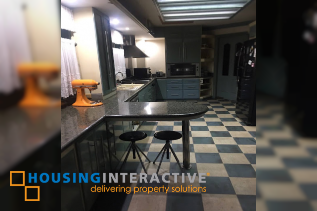 for sale house 8br with parking in ayala heights