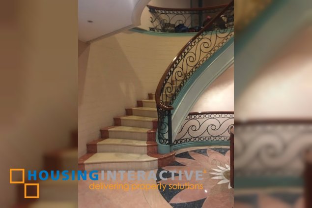 for sale house 8br with parking in ayala heights