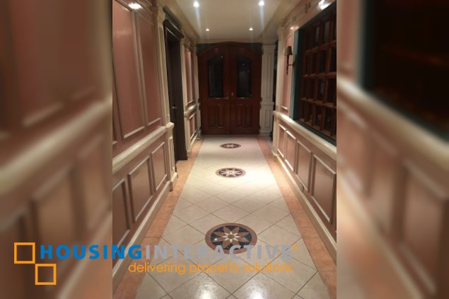 for sale house 8br with parking in ayala heights