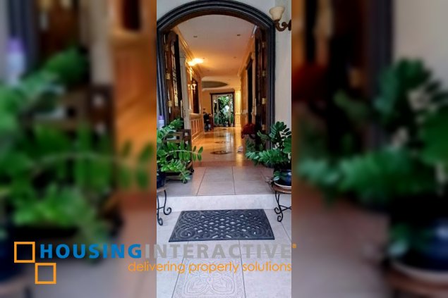 for sale house 8br with parking in ayala heights