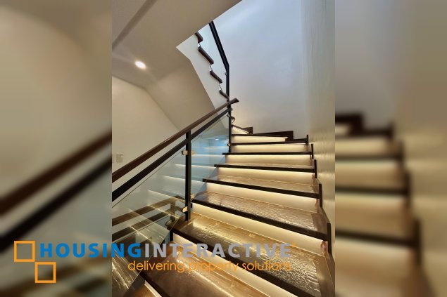 for sale 3-storey single detached 3br with parking in muntinlupa