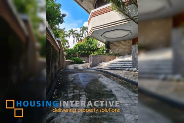 bare 3 storey split type house for rent in white plains