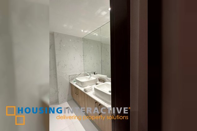 fuly furnished 4br unit with parking for sale in royalton in capitol commons