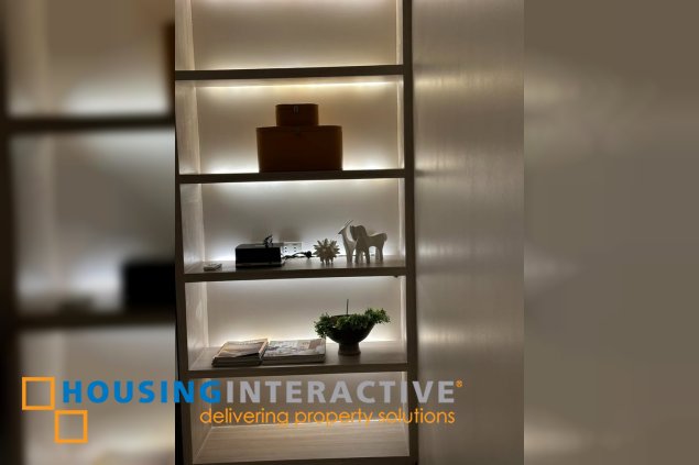 fuly furnished 4br unit with parking for sale in royalton in capitol commons