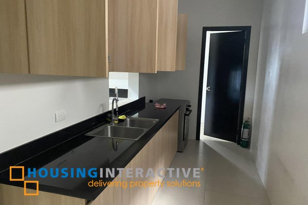 for rent fully furnished 3br with parking in park triangle